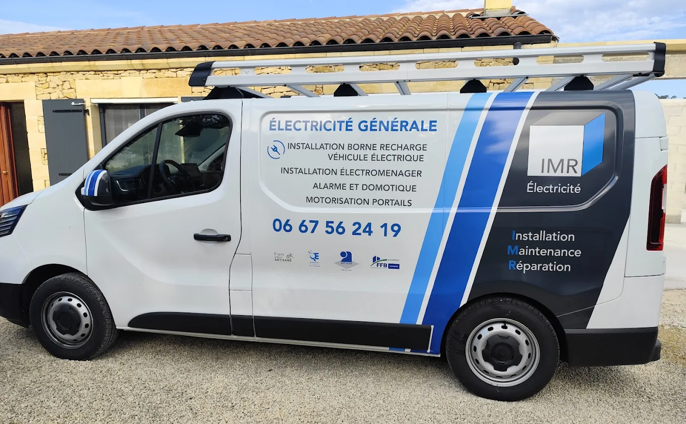 Camion d'IMR Électricité, électricien autour de Sarlat-la-Canéda, Gourdon et Souillac