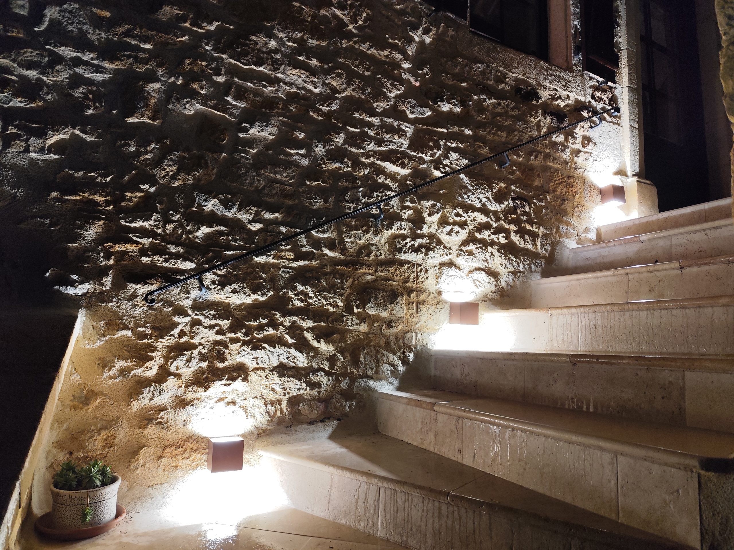 Luminaires extérieurs installés sur escalier par IMR Electricité